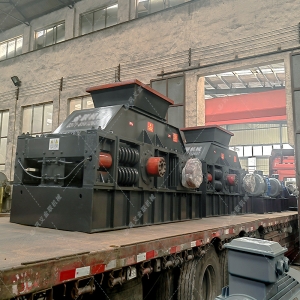 兩臺超大型半自動液壓對輥制砂機發往湖北襄陽征戰沙場