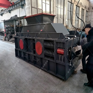 2PGY1208大型半自動液壓對輥制砂機(jī)發(fā)往廣西