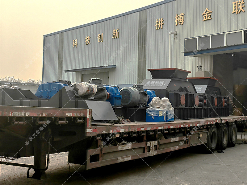 兩臺大型對輥制砂機(jī)設(shè)備發(fā)貨圖片