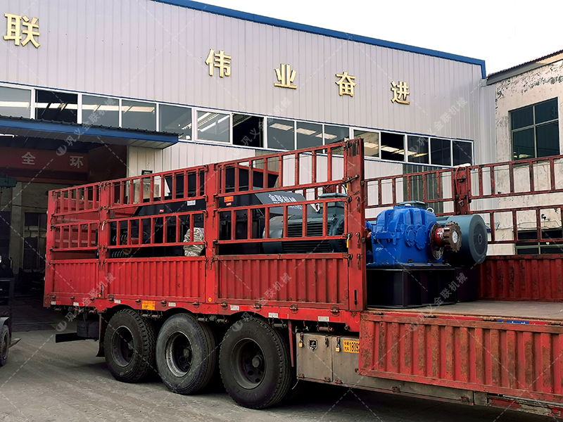 大型鵝卵石破碎機設備發貨 兩臺破碎機發往新疆