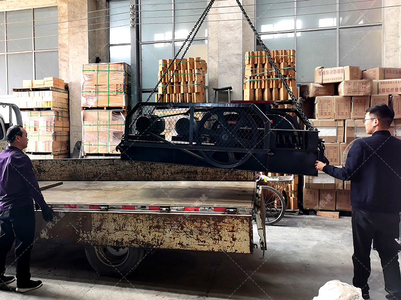 2PG400X250小型對輥破碎機發貨圖片_發往江蘇蘇州_破碎硅鐵