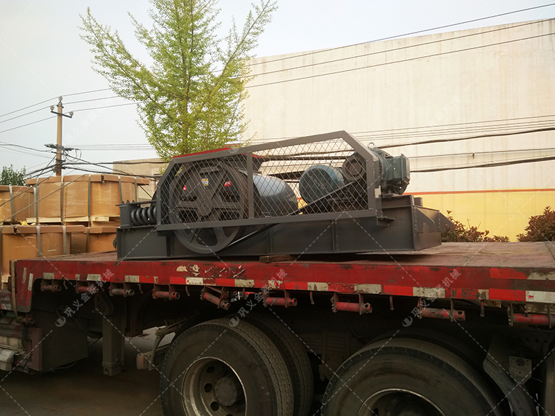 小型對輥機(jī)和雙齒輥發(fā)貨圖片_發(fā)往河南登封_破碎保溫陶瓷