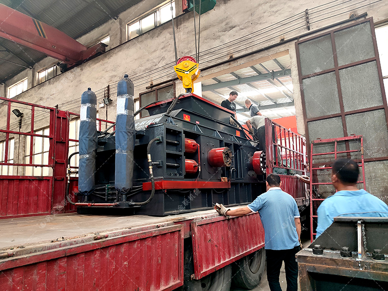 石子制砂用什么設備好？液壓對輥破碎機的優勢解析