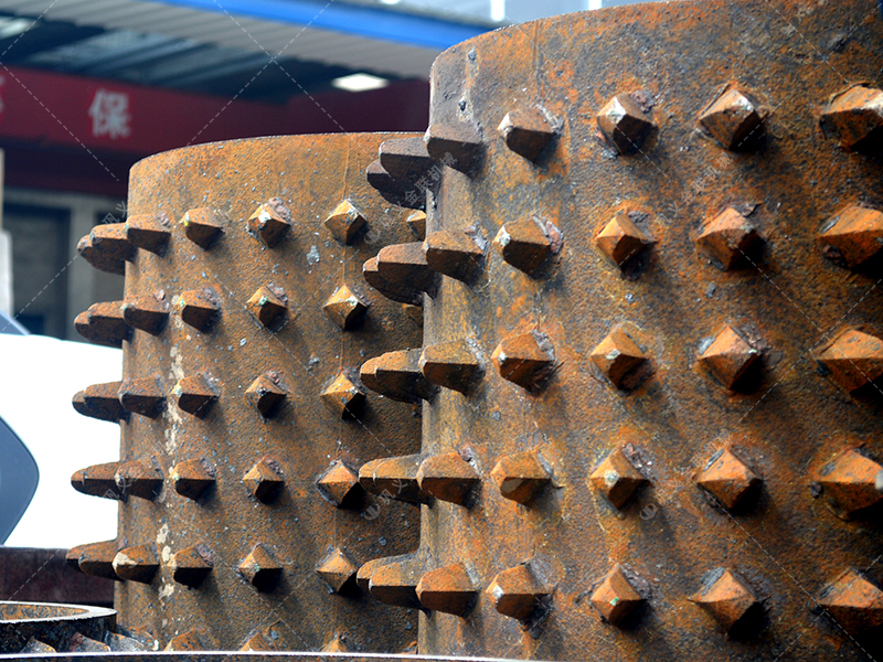 除了價(jià)格，選擇雙齒輥破碎機(jī)更應(yīng)關(guān)注哪些長(zhǎng)期效益指標(biāo)？